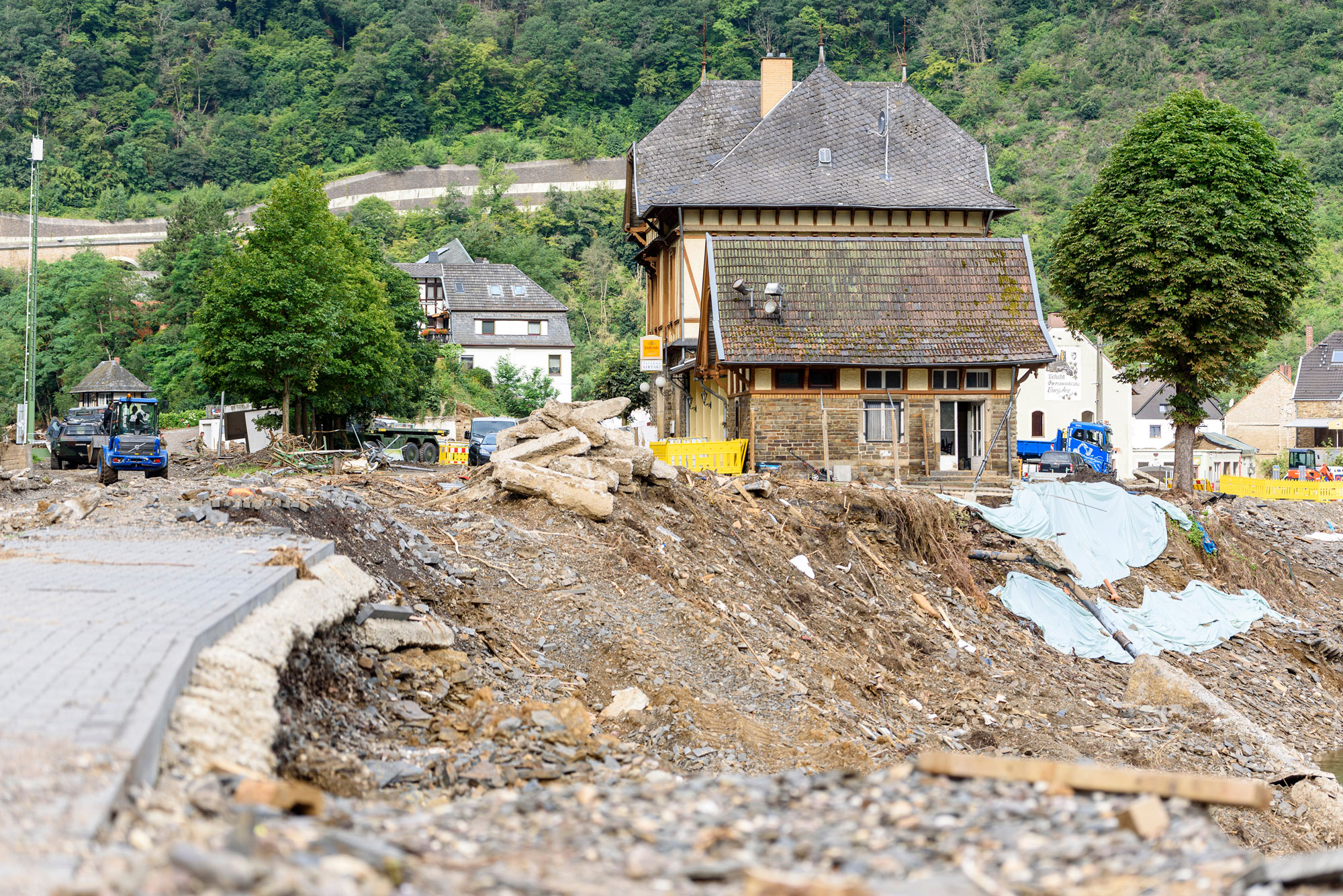 Schäden, die durch das Wirken der Natur verursacht werden, sind im Allgemeinen als Elementarschäden zu verstehen. Dazu gehören in unserem Land u. a. Schäden durch Sturm, Hagel, Überschwemmung, Erdfall, Erdrutsch, Erdbeben, Lawinen, Schneedruck.